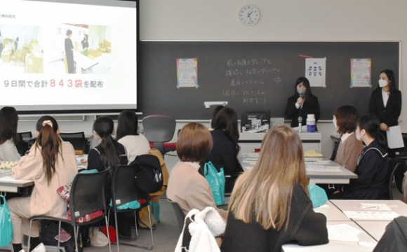 生理用品を無料で配布した活動を紹介する学生たち=守山区の金城学院大で