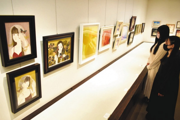 作家を目指す意欲にあふれる学生らの作品を中心に展示した選抜展＝栄の名古屋三越栄店美術画廊で