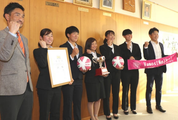 インカレ初出場を山田市長（右）に報告した三壁監督（左）と選手たち＝犬山市役所で