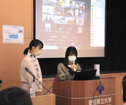 韓国からの質問に答える県立大の学生たち＝長久手市の県立大で