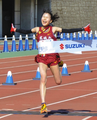 １位でゴールする名城大のアンカー小林成美。４大会連続４度目の優勝達成＝富士総合運動公園陸上競技場で