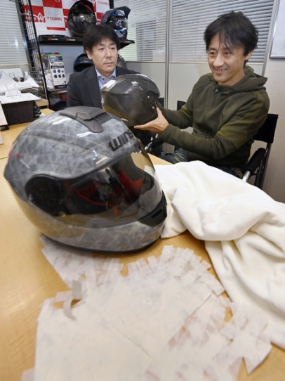 「セルロースナノファイバー」(手前)を使ったヘルメットの商品化を進める片岡匡史社長(右)と附木貴行講師=金沢市横川で(西浦幸秀撮影)