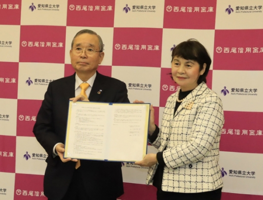 協定を締結した西尾信金の近藤理事長（左）と久冨木原学長＝長久手市の県立大で