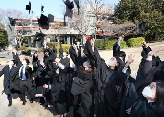 角帽を投げ、卒業を喜び合う2019年度の卒業生=9日、名古屋市昭和区の南山大で(小嶋明彦撮影)