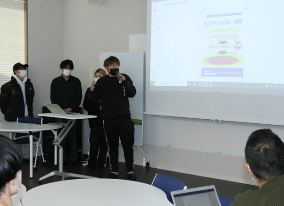 名古屋紡績製の布の活用方法を提案する学生たち＝尾張旭市新居町の名古屋産業大で