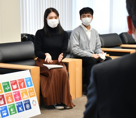 イベントの開催趣旨を久世市長(右)に説明する学生たち=半田市役所で