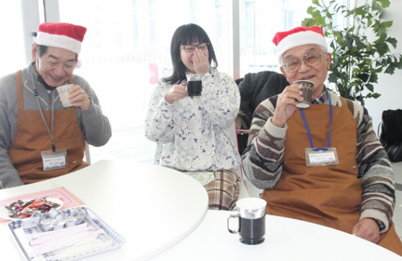 コーヒーを飲みながら学生（中）と談笑するあじさいのメンバーたち＝千種区桜が丘の愛知淑徳大で