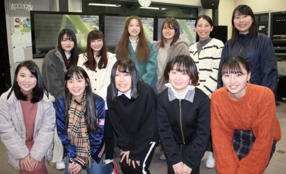 世界のメダカ館などの動画を制作した栃窪ゼミの学生たち＝千種区の椙山女学園大で