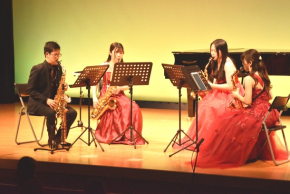 演奏する地元ゆかりのアーティストら＝一宮市の木曽川文化会館尾西信金ホールで