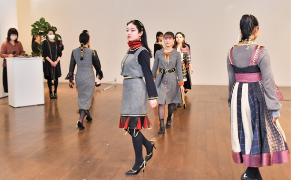 自分で仕立てた「エシカル」な衣装を身に着けて歩く学生ら＝名古屋市千種区の星が丘テラスで