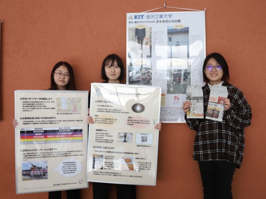 防災パネルを設置したソラのメンバー＝野々市市三納で