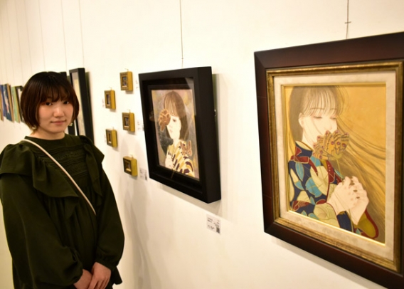 少女とガをモチーフにした日本画を並べた甲斐さん＝千種区今池１の５／Ｒホール＆ギャラリーで