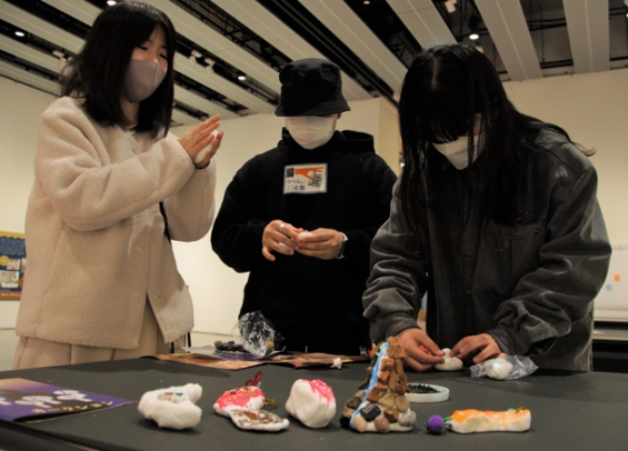 紙粘土を使って福笑いの部位を作る参加者＝岐阜市司町のぎふメディアコスモスで