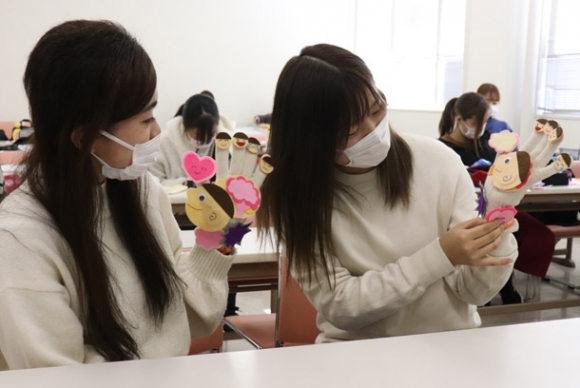 完成した手袋シアターを試す学生ら=岡崎市中町で