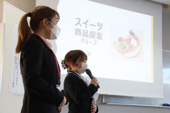 山県ばすけっとに若者を集めるアイデアを報告する学生＝各務原市那加甥田町の中部学院大各務原キャンパスで