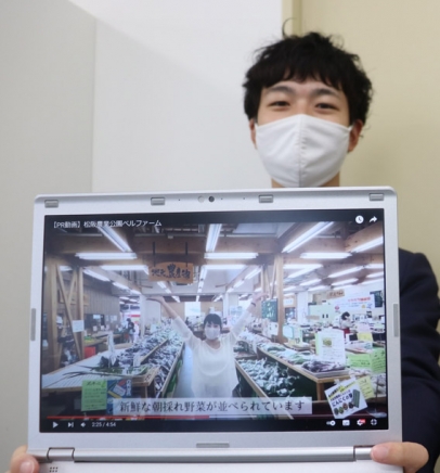 制作した動画を紹介する岩崎さん＝伊勢市の皇学館大で