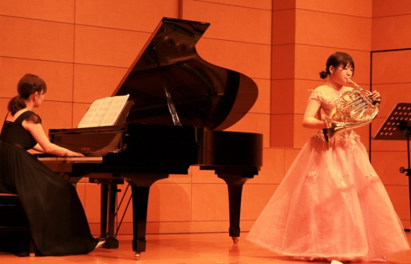 保護者や友人たちの前で演奏を披露する学生たち＝大垣市ソフトピアジャパンで