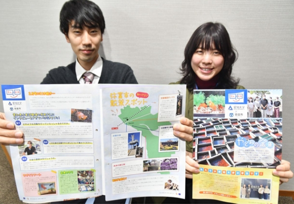 弥富金魚のＰＲイベントで取材する愛知大の学生ら＝蒲郡市で