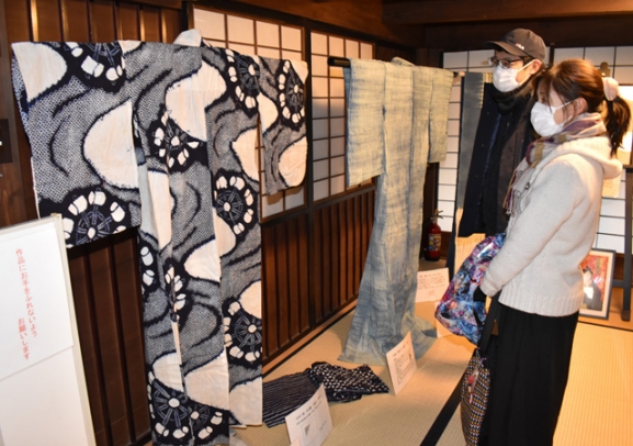 有松絞の古い浴衣など貴重な史料が並ぶ会場＝緑区有松で