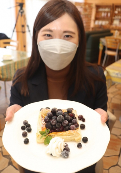 共同開発されたフローズンブルーベリーパイ＝山県市のハーブレンドで