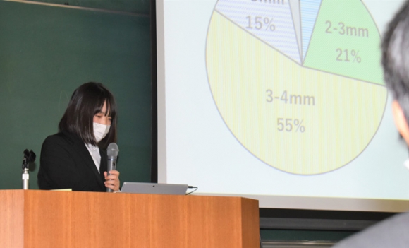 マイクロプラスチックについての研究発表をする高木さん＝四日市市萱生町の四日市大で