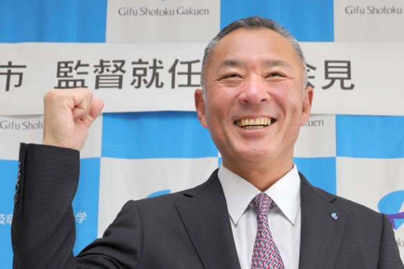 硬式野球部の監督に就任し、笑顔を見せる近藤真市さん＝７日、岐阜市の岐阜聖徳学園大で