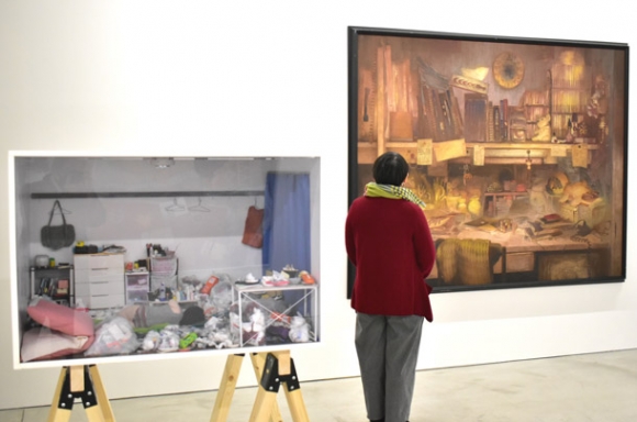 部屋を題材にした絵画、立体作品が並ぶ展示＝東区東桜１で