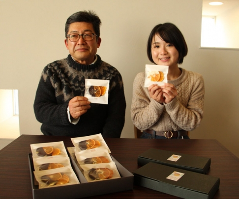 蒲郡みかんのオランジェットを紹介する小田さん(左)と安藤さん=蒲郡市港町で