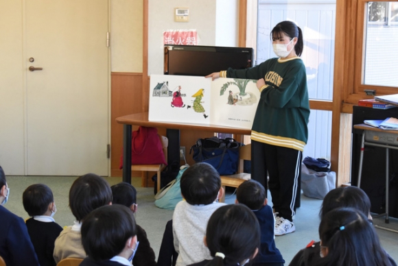 絵本の読み聞かせをする黒川さん＝岡崎市欠町で