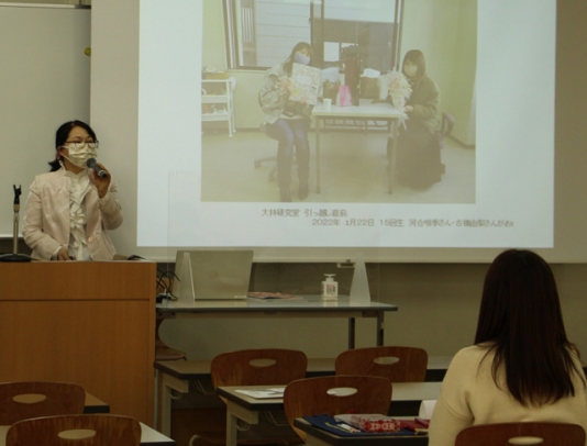 教え子たちにエールを送る大林教授（奥）＝豊橋市の豊橋創造大で