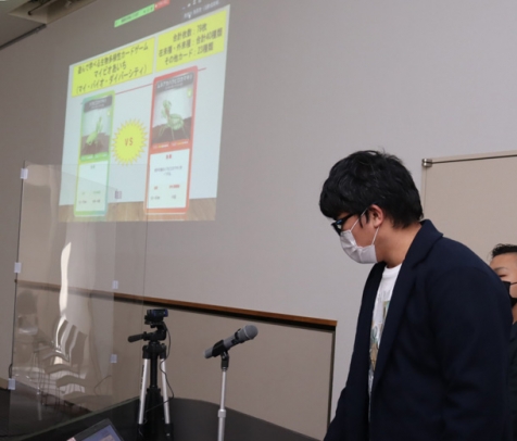 生態系について発表した名古屋産業大の学生＝瀬戸市蔵所町の瀬戸蔵で