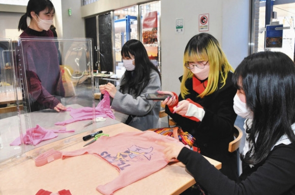 服をトートバッグにする「アップサイクル」を体験する参加者ら＝天白区の名城大で