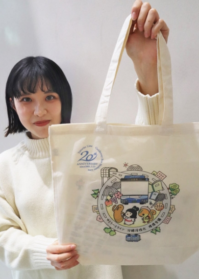 松本さんがデザインしたトートバッグ＝天白区塩釜口１で