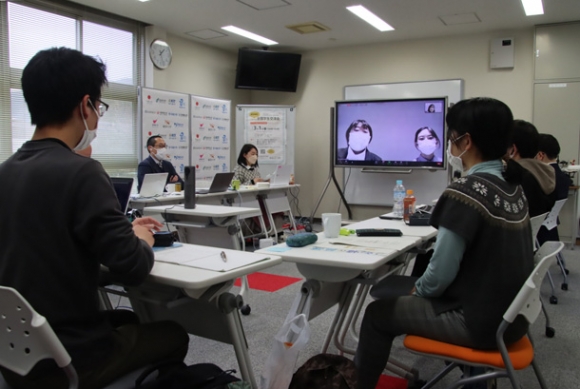 他大学の学生の発表を聞く岐阜大生ら＝岐阜市柳戸の岐阜大で