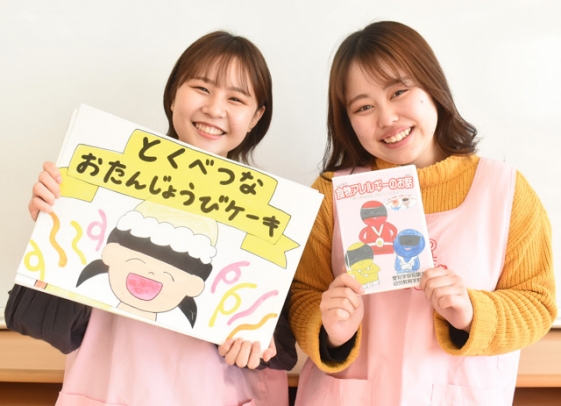 紙芝居を作った菅沼さん（左）と杉山さん＝岡崎市舳越町で