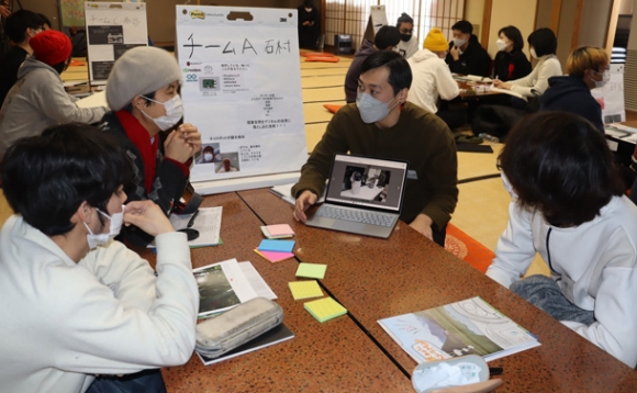 ＡＲなどの技術を使った作品制作について話し合う学生やアーティストら＝白山市尾添で