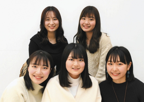 震災特番を制作した学生ら=守山区の金城学院大で