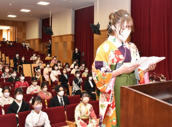 卒業生を代表してあいさつする加藤さん＝一宮市常願通５の一宮研伸大で