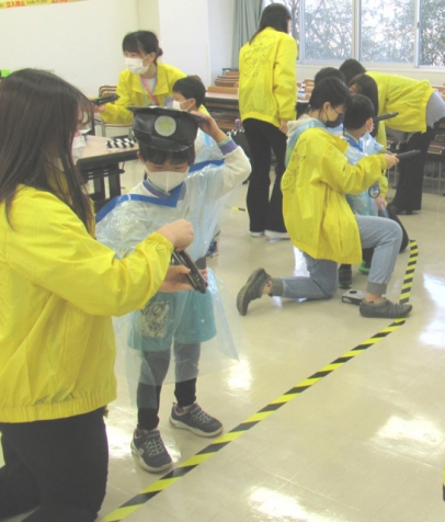 警察官の仕事体験で制帽をかぶった園児＝豊明市栄町の桜花学園大で