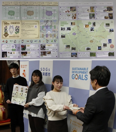 （上）学生の視点から、知立の魅力的な店と散策コースをまとめたマップの両面　（下）完成した「知立散策マップ」を林市長（右端）に手渡す愛知大の岡本さんら＝知立市役所で