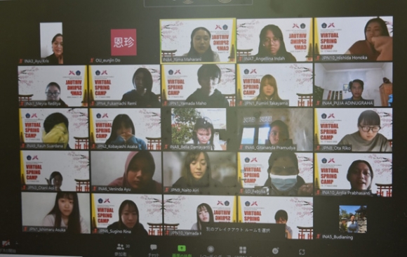 オンラインで４日間交流する「バーチャル英語キャンプ」＝豊明市の桜花学園大で（一部画像処理）