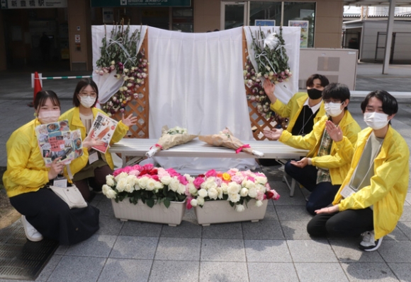 バラを生かしたフォトスポットなどを設置した「ＴＯＢＩＲＡプロジェクト」のメンバー＝豊橋駅南口駅前広場で