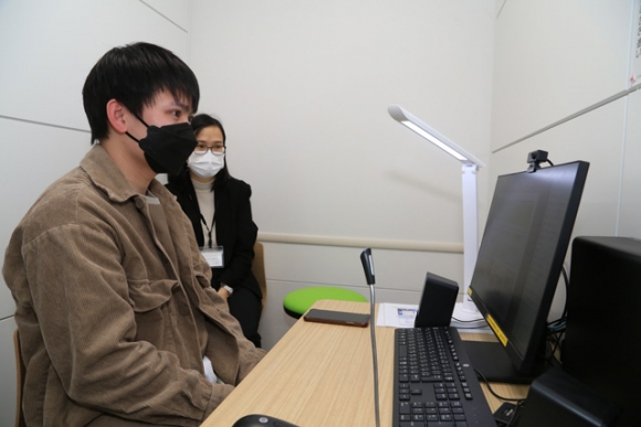 イオンリテールの社員と意見交換するベトナム人留学生（左）＝瑞穂市穂積の朝日大で