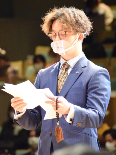 「頑張ろうとしている人を応援したい」と答辞を読む秋江さん＝岐阜市長良福光の長良川国際会議場で