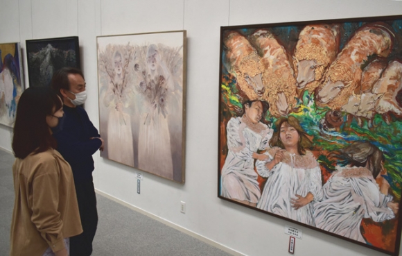 佐藤太清賞の日本画「羊を数える」など入賞、入選作が並べられた展示＝東区大幸南１の市民ギャラリー矢田で