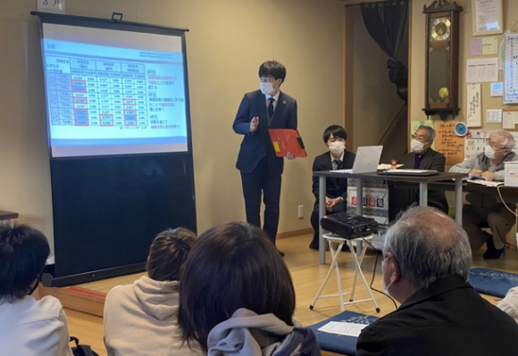 研究成果を発表する学生＝半田市の街かどサロンかめともで