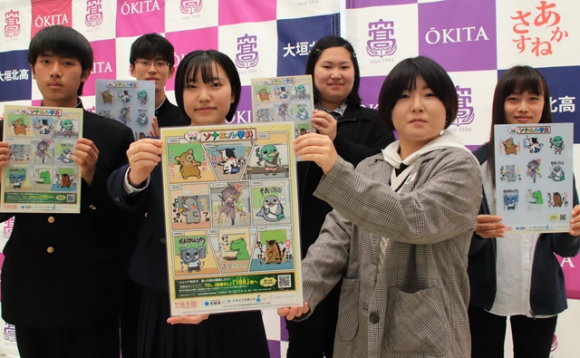 大垣北高の生徒（左の３人）にクリアファイルを贈った大垣女子短大の学生ら＝大垣市の大垣北高で