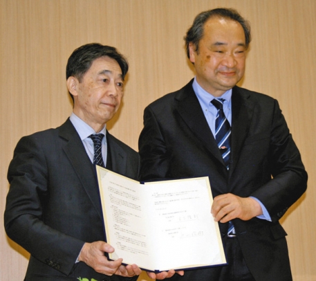 協定書を手にする木下学長（左）と戸山学長＝昭和区の名工大で