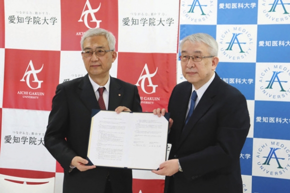 協定を交わした祖父江学長（右）と引田学長＝長久手市岩作雁又の愛知医科大で
