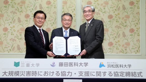大規模災害時の連携協定を結んだ（左から）三重大の伊藤正明、藤田医科大の湯沢由紀夫、浜松医科大の今野弘之の３学長＝３１日、名古屋市内のホテルで